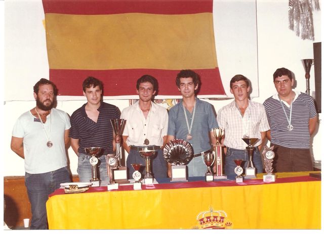 Con los amigos y los trofeos obtenidos. Cheba (ausente) en la legión.