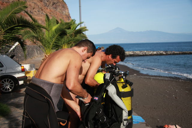 Preparando el equipo de buceo, con el Teide de fondo.