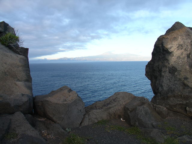 El Teide enmarcado entre riscos.