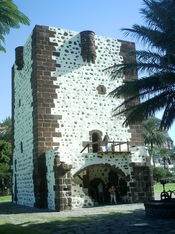 Pórtico de entrada a la Torre del Conde.