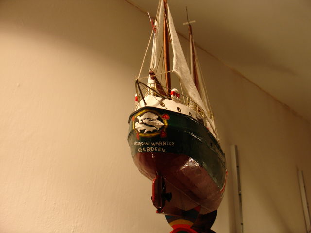 Emblema en popa del Rainbow Warrior, en defensa de las ballenas.