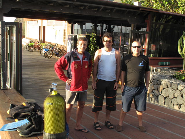 Paco, Miguel y Luis Galvan en sus primeras inmersiones en su isla natal.