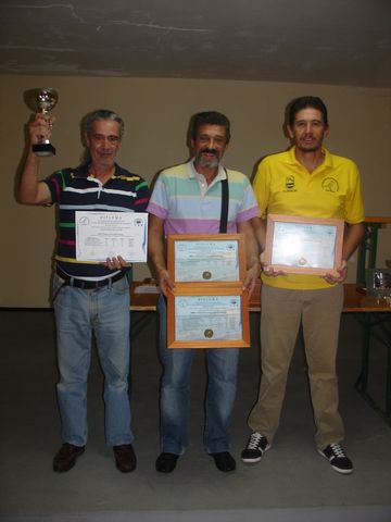 Acompañado por los amigos Fernan y Pedro con los trofeos.