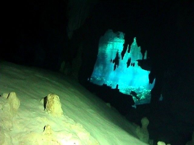 Orificio de entrada al cenote Taj-Mahal. Recorrimos los más de 100 metros de longitud de este cenote.