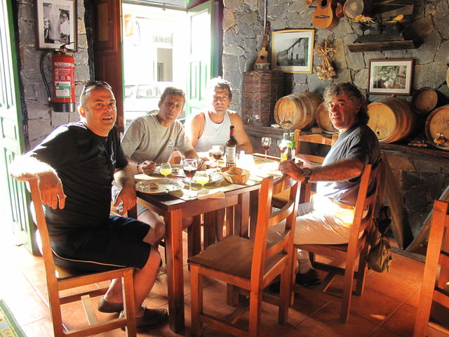 Reponiendo fuerzas después de las inmersiones con Francisco Villalobos.